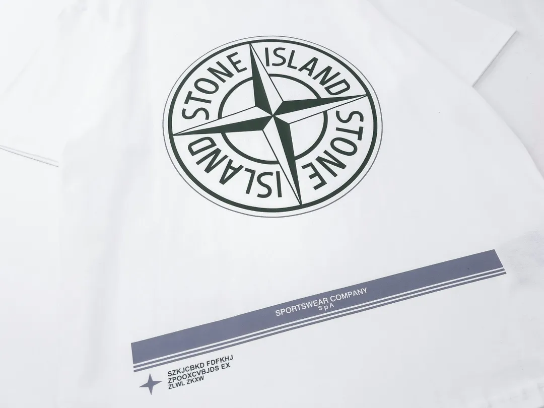 W616#P110💰 [Stone lsland/Stone Island summer new short-sleeved T-shirt with big green compass print on the chest] ⚠️[Original creation, high control of details] Made of 260g combed cotton 32-count double yarn - Simple basic versatile style, original single quality, the first choice for couples. - Made in a large factory, four needles and five threads on the shoulder, neatly arranged, high quality workmanship. - Same style for men and women, very versatile, one piece for each person Details are clearly visible. Color: Black White Size: M L